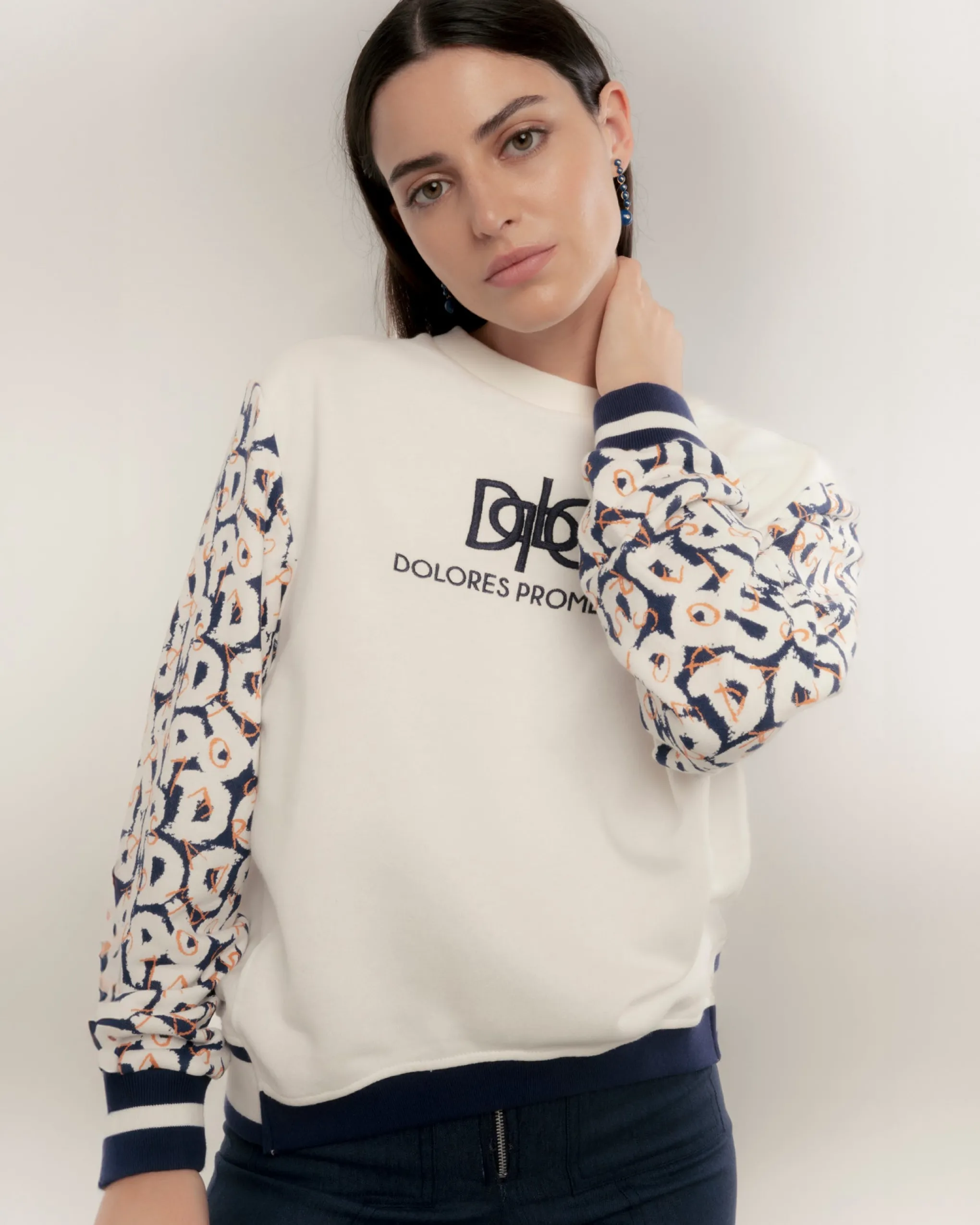 Sudadera mangas letras azules