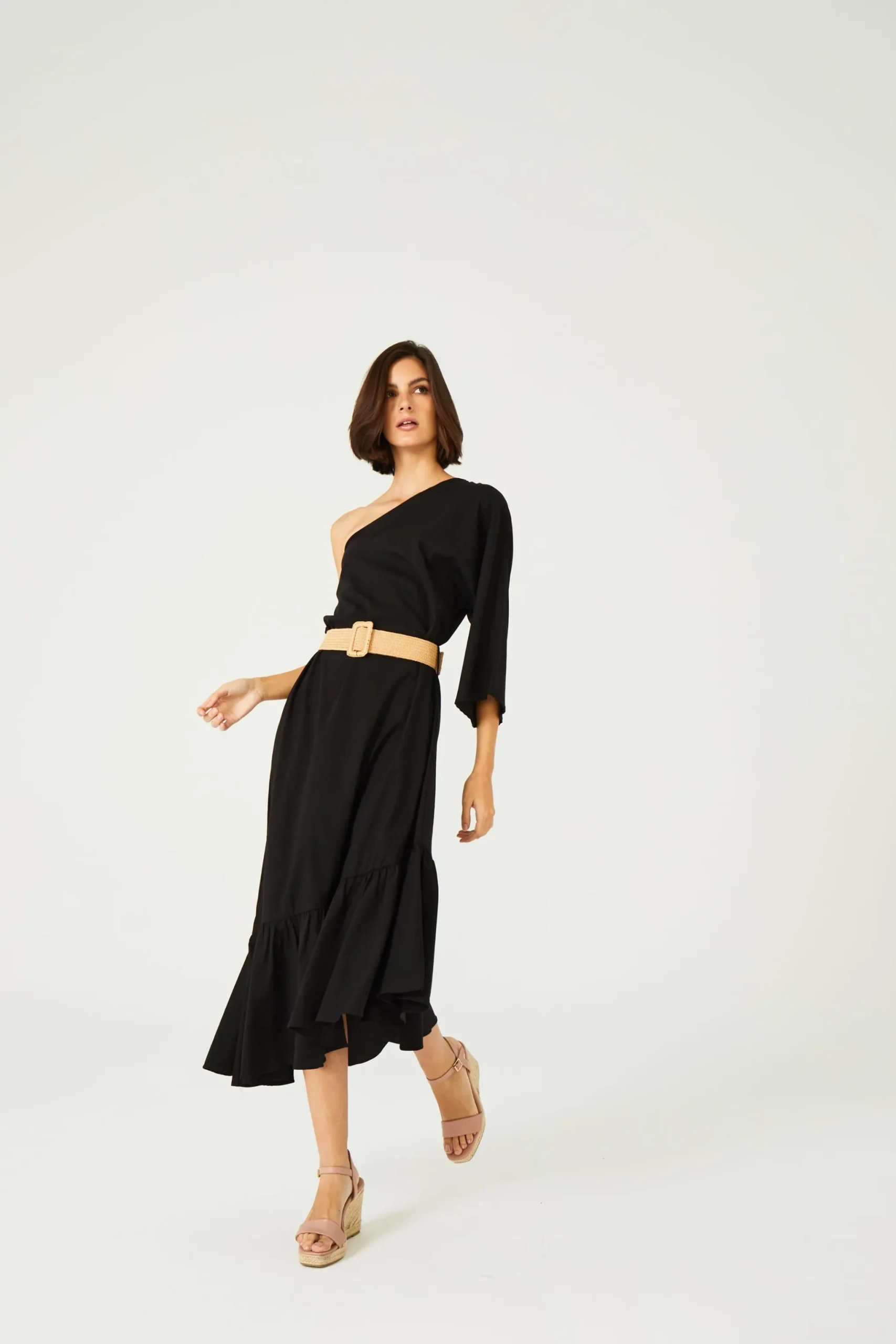 Vestido cuerpo asimétrico cinturón rafia