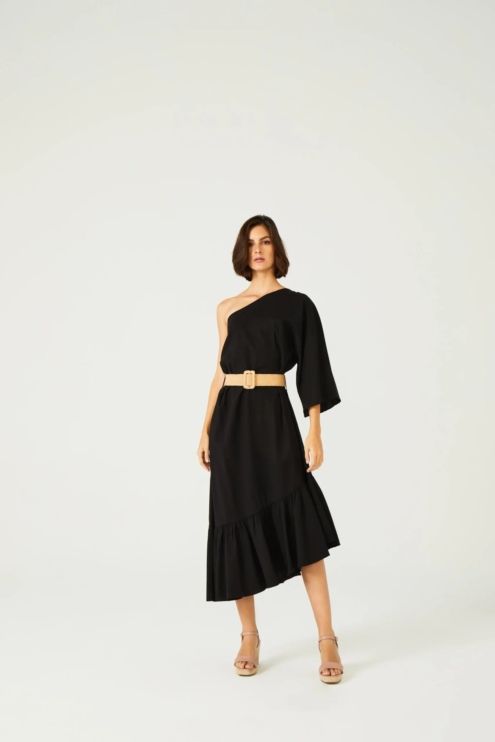Vestido cuerpo asimétrico cinturón rafia